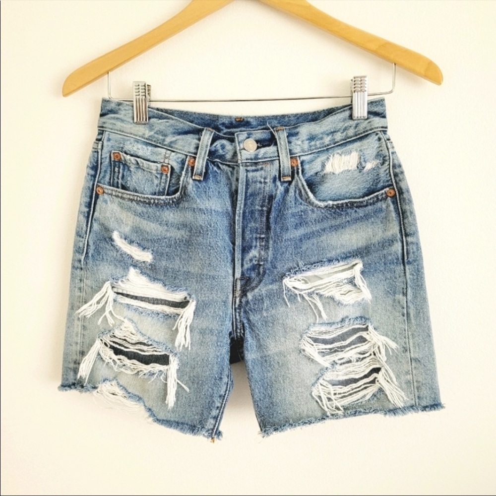 Levi's distressed cut off denim shorts sz 26